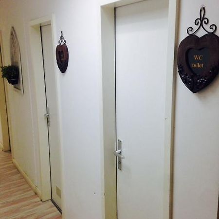 Airport Hostel Халльбергмос Экстерьер фото
